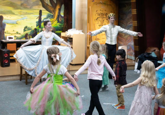 children dancing with two dancers