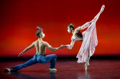 two dancers performing La Bayadere pas de deux, with face masks on