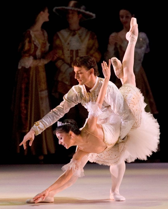 Aurora and the Prince perform the Sleeping Beauty pas de deux in white costumes