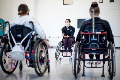 Itzel Hernandez teaching a ballet class, in a wheelchair